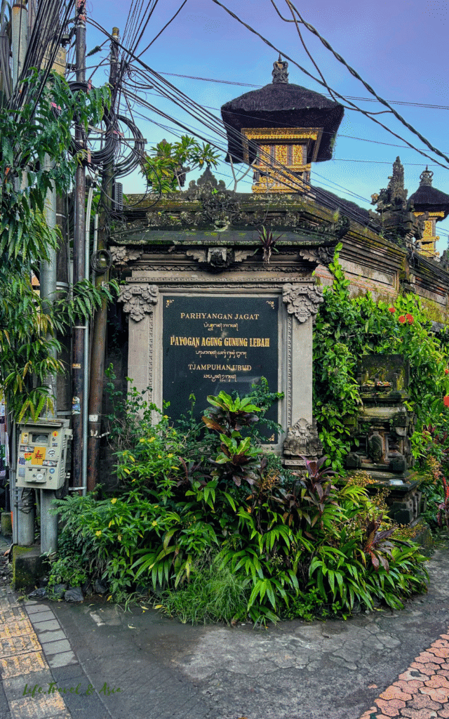Pura gunung lebah