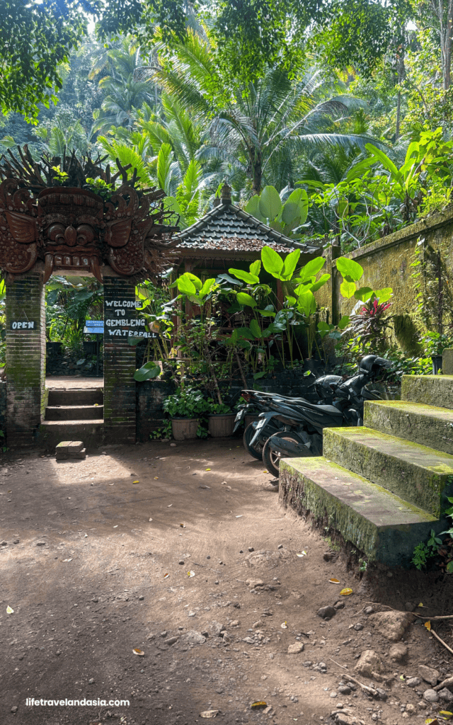 Gembleng waterfall parking